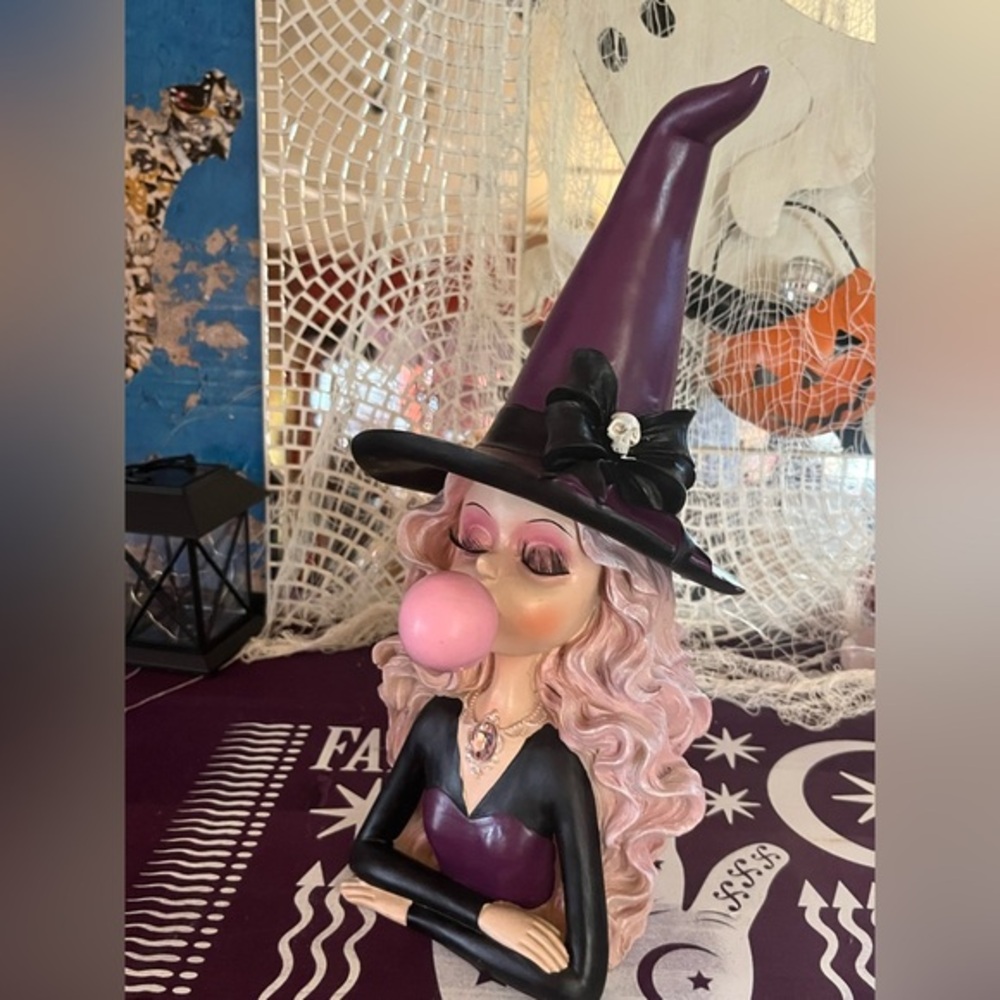 NWT👻Whimsical Witch Blowing Bubble Gum With skull and Bow Halloween Decor New